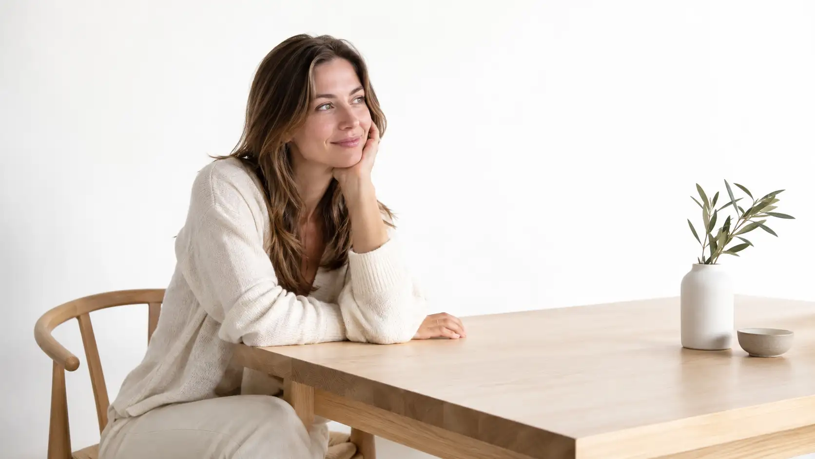 Mulher em ambiente minimalista organizado reduzindo o estresse crônico através da simplicidade
